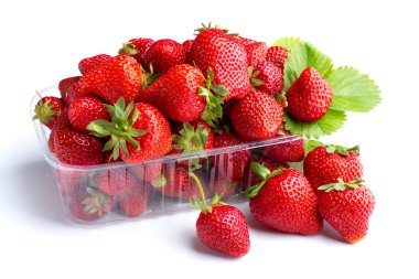 Beyaz arka planda izole edilmiş çilekler.