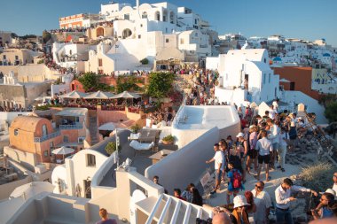 Turistler aşırı turizm nedeniyle Santorini 'ye doluşmuşlar.
