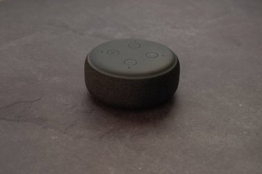 Amazon Echo Dot ve Alexa 'nın modern taş arka planı.