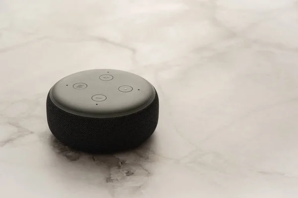 Amazon Echo Dot i Alexa z jasnym marmurowym tłem. — Zdjęcie stockowe