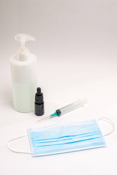 COVID-19. Синяя медицинская маска для лица от загрязнения, вируса, гриппа и коронавируса. Здравоохранение и хирургическая концепция. Медицинские инструменты. Береги себя. Карантин коронавируса. Борьба за лекарство