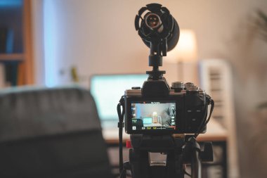 Kamera ve yıldırım ayarlarıyla evdeki çekim sahnelerinin arkasında. Etkileyicinin inanılmaz çalışma alanı. Çekime başlamaya hazır.