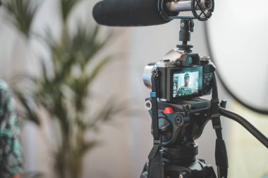 Kamera ve yıldırım ayarlarıyla evdeki çekim sahnelerinin arkasında. Etkileyicinin inanılmaz çalışma alanı. Çekime başlamaya hazır.