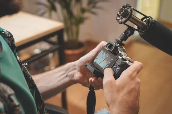 Fotógrafo Masculino Com Barba Ajustando Seu Equipamento Câmera Para Filmar — Fotografia de Stock