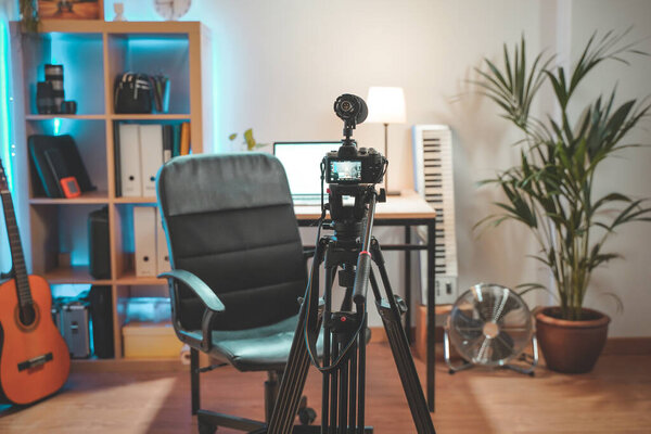 За кулисами на съемках дома с камерой и молнией. Потрясающее рабочее пространство Влиятеля. Готовы начать съёмки.