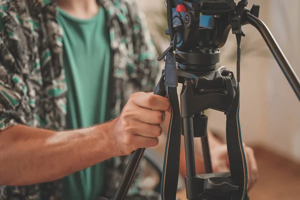 Fotógrafo Masculino Com Barba Ajustando Seu Equipamento Câmera Para Filmar — Fotografia de Stock