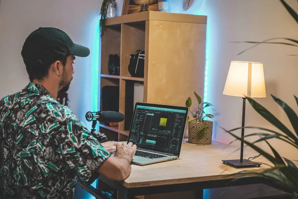 Schöner Mann Arbeitet Hause Mit Seinem Laptop Seinem Erstaunlichen Arbeitsraum — Stockfoto