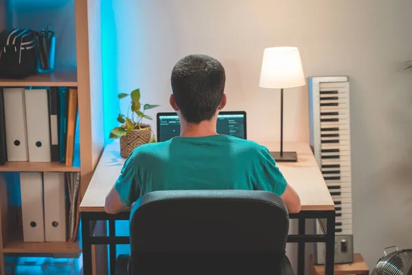 Disparo Desde Espalda Hombre Guapo Que Trabaja Casa Con Computadora — Foto de Stock