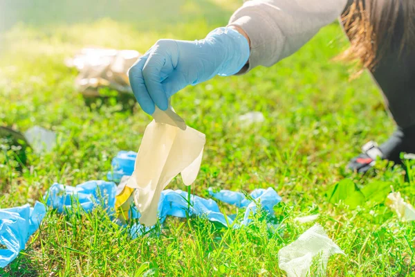 Coronavirus Mujer Recogiendo Guantes Goma Azul Máscaras Faciales Durante Epidemia — Foto de Stock