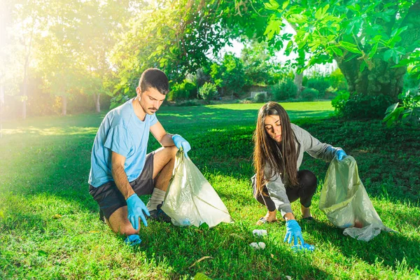 Coronavirus Pareja Recogiendo Guantes Goma Azul Mascarillas Durante Epidemia Coronavirus — Foto de Stock