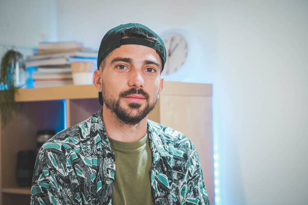 Портрет молодого человека в его удивительном рабочем пространстве. Influencer working in video and photo edit. Красивое рабочее пространство. 