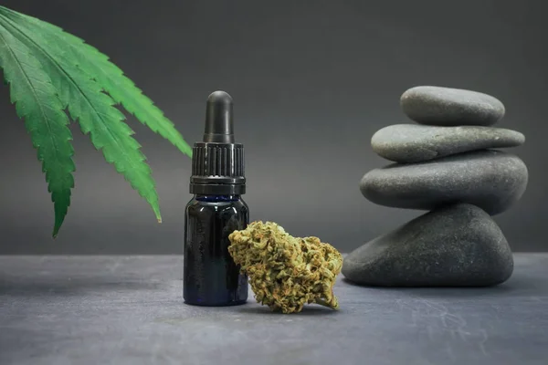 Glasflaska Med Cbd Olja Och Hampa Blad Svart Trä Bakgrund — Stockfoto