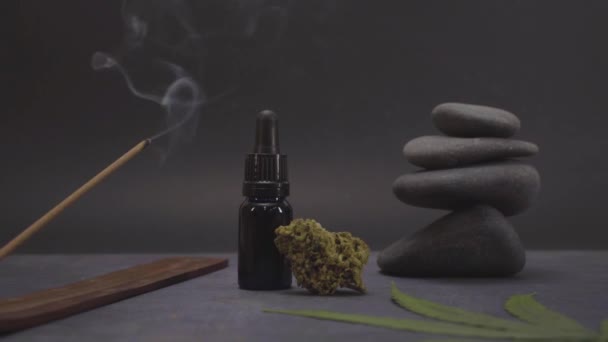 玻璃瓶与Cbd油和大麻叶在黑色木材的背景 有机和天然麻基化妆品和美容产品 医疗大麻概念 安静的生活 慢动作放香 — 图库视频影像