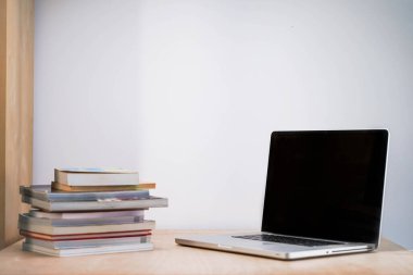 Bilgisayarlı güzel bir çalışma alanı. Küçük bir şirket çalışıyor ve iş yapıyor. Ev işi. Küçük ofis. Coronavirus. Gözlükler.