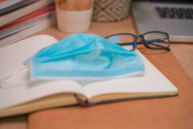 Bilgisayarı ve akıllı telefonu olan güzel bir çalışma alanı. Küçük bir şirket çalışıyor ve iş yapıyor. Karantina sırasında evde çalışmak. Küçük ofis. Coronavirüs. 