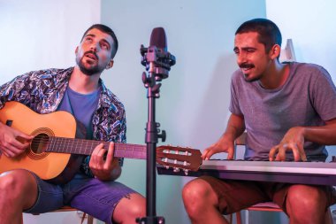 Evde çalışan yakışıklı müzisyenler online konser veriyor. Evden çalışıyorum. Müzisyenler. Coronavirüs. 