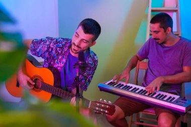 Evde çalışan yakışıklı müzisyenler online konser veriyor. Evden çalışıyorum. Müzisyenler. Coronavirüs. 