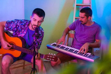 Evde çalışan yakışıklı müzisyenler online konser veriyor. Evden çalışıyorum. Müzisyenler. Coronavirüs. 