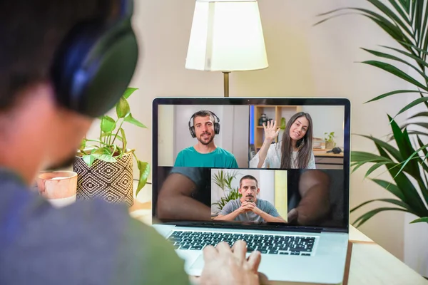 Bir iş adamının iş arkadaşlarıyla video konferans planı hakkında konuştuğu görüntüler. İş ekibi online görüşme için bilgisayarı kullanıyor. Evden çalışan bir grup zeki insan..