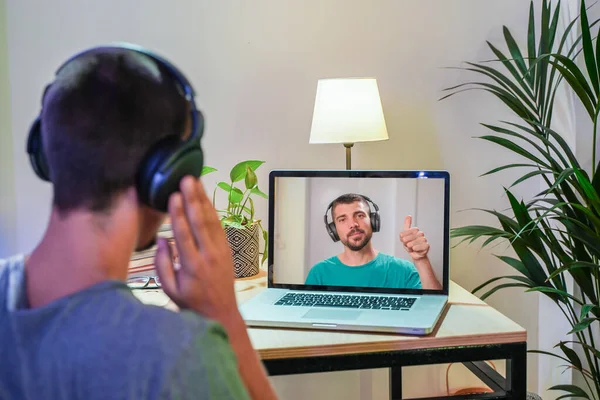ビデオ会議の計画について彼の同僚に話しているビジネスマンの後見人 ビデオ通話でオンライン会議にラップトップを使用しているビジネスチーム 自宅で働くスマート人々のグループ — ストック写真