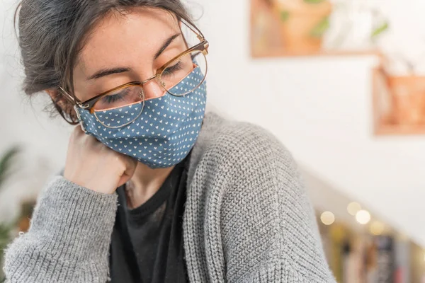 코로나 바이러스 사업가인 여자는 일하면서 보호용 마스크를 만들었다 코로나 바이러스때문에 — 스톡 사진
