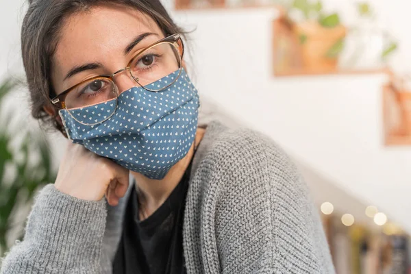 코로나 바이러스 사업가인 여자는 일하면서 보호용 마스크를 만들었다 코로나 바이러스때문에 — 스톡 사진