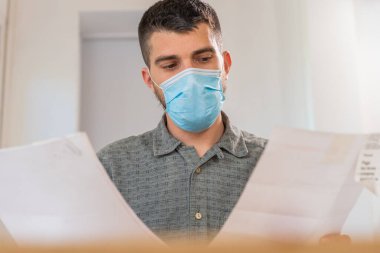 Coronavirus. Bunalımlı ve endişeli bir iş adamı çünkü perakende şirketlerinin kapanması işsizliğin mali sıkıntısına yol açıyor. Para biriktir. Karantinaya alın. İzole edilmiş. Domuz kumbarası.  