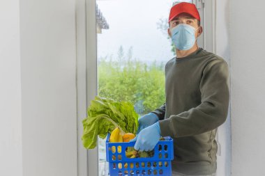 Coronavirus. Virüs salgını, koronavirüs paniği ve salgınlar sırasında eve yemek getirmek. Ev yemeği, sebze ve meyve teslimatı. Evde kal. İnternetten sipariş verin. Ekspres dağıtım servisi. 