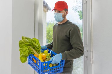 Coronavirus. Virüs salgını, koronavirüs paniği ve salgınlar sırasında eve yemek getirmek. Ev yemeği, sebze ve meyve teslimatı. Evde kal. İnternetten sipariş verin. Ekspres dağıtım servisi. 