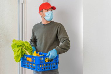 Coronavirus. Virüs salgını, koronavirüs paniği ve salgınlar sırasında eve yemek getirmek. Ev yemeği, sebze ve meyve teslimatı. Evde kal. İnternetten sipariş verin. Ekspres dağıtım servisi. 