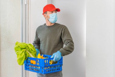 Coronavirus. Virüs salgını, koronavirüs paniği ve salgınlar sırasında eve yemek getirmek. Ev yemeği, sebze ve meyve teslimatı. Evde kal. İnternetten sipariş verin. Ekspres dağıtım servisi. 