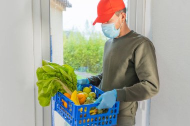 Coronavirus. Virüs salgını, koronavirüs paniği ve salgınlar sırasında eve yemek getirmek. Ev yemeği, sebze ve meyve teslimatı. Evde kal. İnternetten sipariş verin. Ekspres dağıtım servisi. 