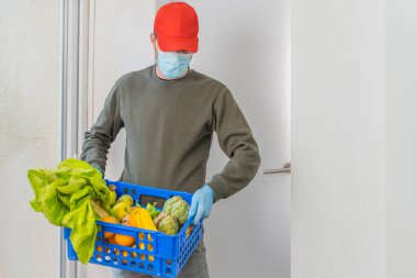 Coronavirus. Virüs salgını, koronavirüs paniği ve salgınlar sırasında eve yemek getirmek. Ev yemeği, sebze ve meyve teslimatı. Evde kal. İnternetten sipariş verin. Ekspres dağıtım servisi. 