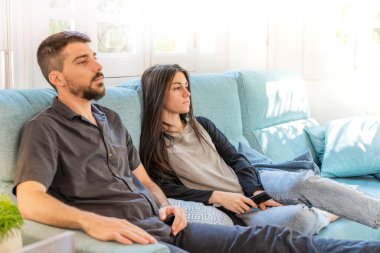 Coronavirus. Koronavirüs sırasında evde karantinada televizyon izleyen bir çift. Bu arada evdeki çift kanepede gülüp sohbet ediyor ve televizyon seyrediyor. - Eve. Evde kal.. 