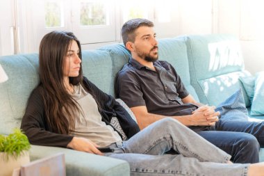 Coronavirus. Koronavirüs sırasında evde karantinada televizyon izleyen bir çift. Bu arada evdeki çift kanepede gülüp sohbet ediyor ve televizyon seyrediyor. - Eve. Evde kal.. 