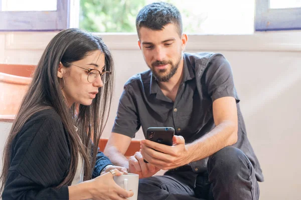 Coronavirus. Coronavirus sırasında evde cep telefonuna bakan birkaç arkadaş. Karantina konsepti. İşçiler. İzole edilmiş. 