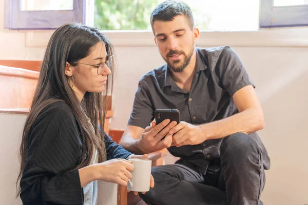 Coronavirus. Coronavirus sırasında evde cep telefonuna bakan birkaç arkadaş. Karantina konsepti. İşçiler. İzole edilmiş. 