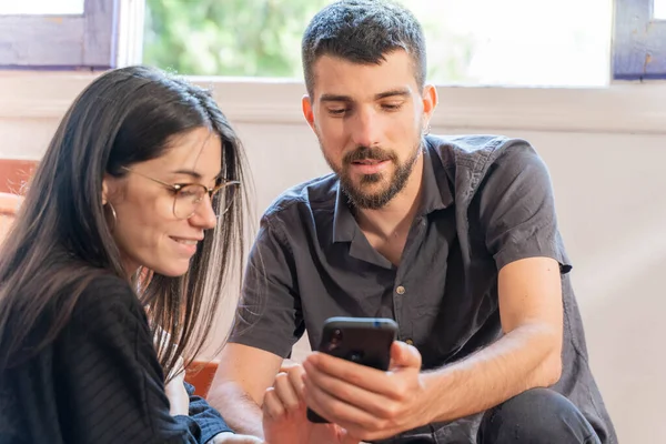 Coronavirus. Coronavirus sırasında evde cep telefonuna bakan birkaç arkadaş. Karantina konsepti. İşçiler. İzole edilmiş. 
