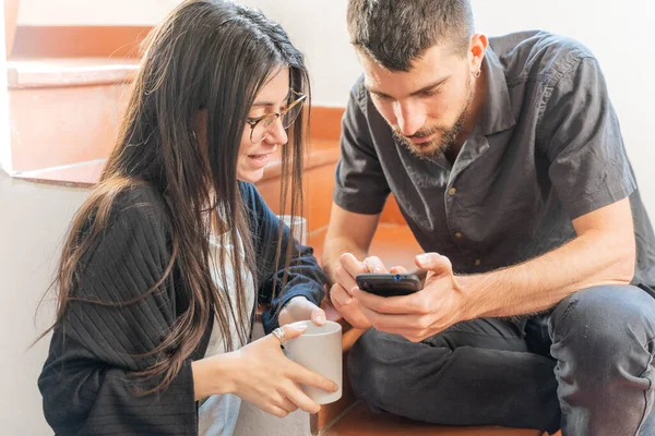 Coronavirus. Coronavirus sırasında evde cep telefonuna bakan birkaç arkadaş. Karantina konsepti. İşçiler. İzole edilmiş. 