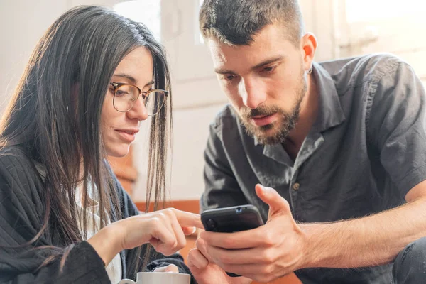Coronavirus. Coronavirus sırasında evde cep telefonuna bakan birkaç arkadaş. Karantina konsepti. İşçiler. İzole edilmiş. 