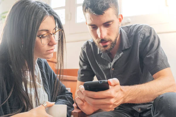 Coronavirus. Coronavirus sırasında evde cep telefonuna bakan birkaç arkadaş. Karantina konsepti. İşçiler. İzole edilmiş. 