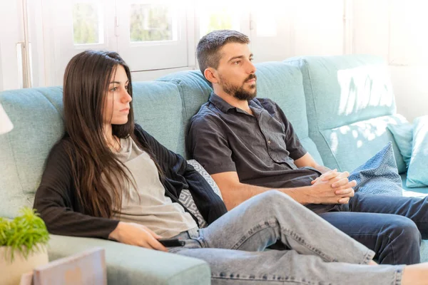 Coronavirus. Koronavirüs sırasında evde karantinada televizyon izleyen bir çift. Bu arada evdeki çift kanepede gülüp sohbet ediyor ve televizyon seyrediyor. - Eve. Evde kal.. 