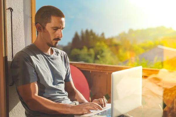 Joven Hombre Negocios Que Trabaja Con Ordenador Portátil Hermoso Fondo — Foto de Stock