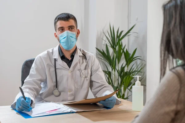 Coronavirus Dokter Bezoek Bij Ongezonde Vrouw Dokter Consulteert Patiënt Gebruiken — Stockfoto