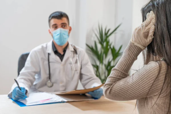 Coronavirus Doctor Visitando Una Mujer Poco Saludable Doctor Consulta Paciente —  Fotos de Stock