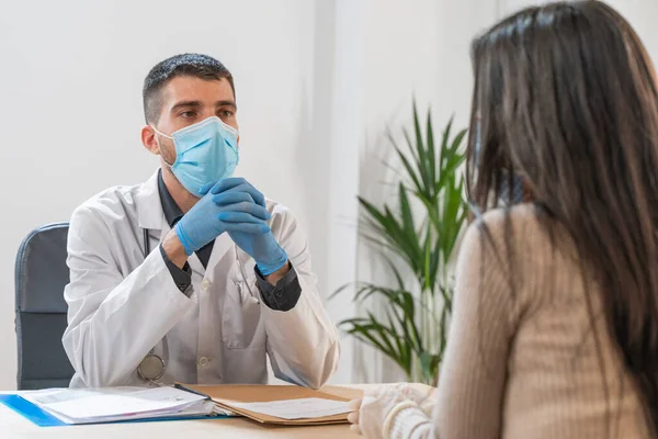 코로나 바이러스 건강하지 여자를 방문하는 의사는 환자와 예방을 마스크와 고무장갑을 — 스톡 사진