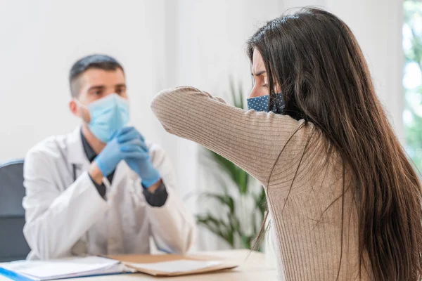 Coronavírus Doutor Visitando Mulher Insalubre Médico Consulta Paciente Eles Estão — Fotografia de Stock