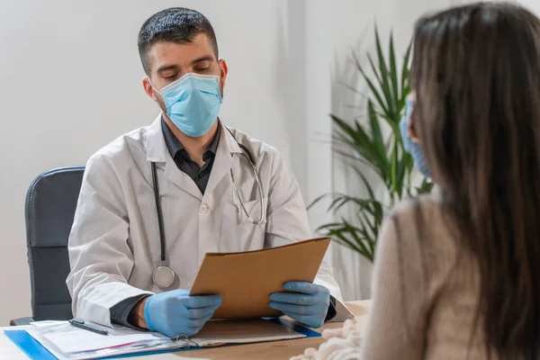 Coronavirus Doktor Sağlıksız Kadını Ziyaret Ediyor Doktor Hastaya Danışıyor Önleme — Stok fotoğraf