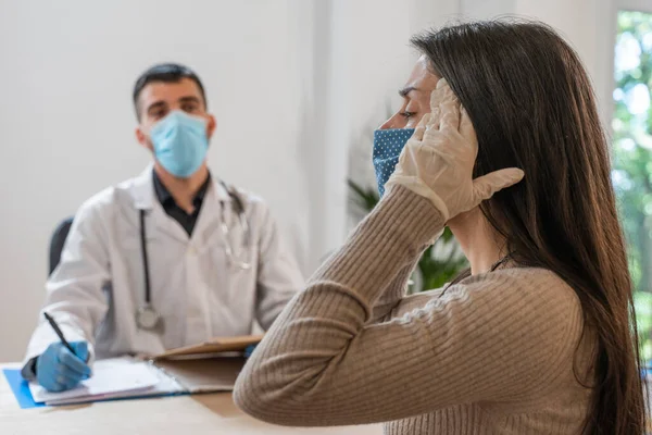 Coronavirus Dokter Bezoek Bij Ongezonde Vrouw Dokter Consulteert Patiënt Gebruiken — Stockfoto