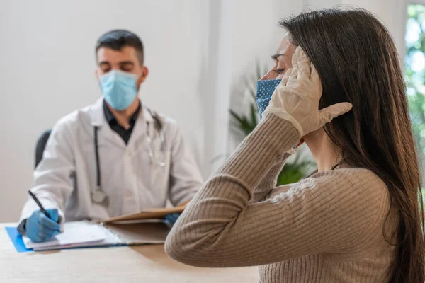 코로나 바이러스 건강하지 여자를 방문하는 의사는 환자와 예방을 마스크와 고무장갑을 — 스톡 사진